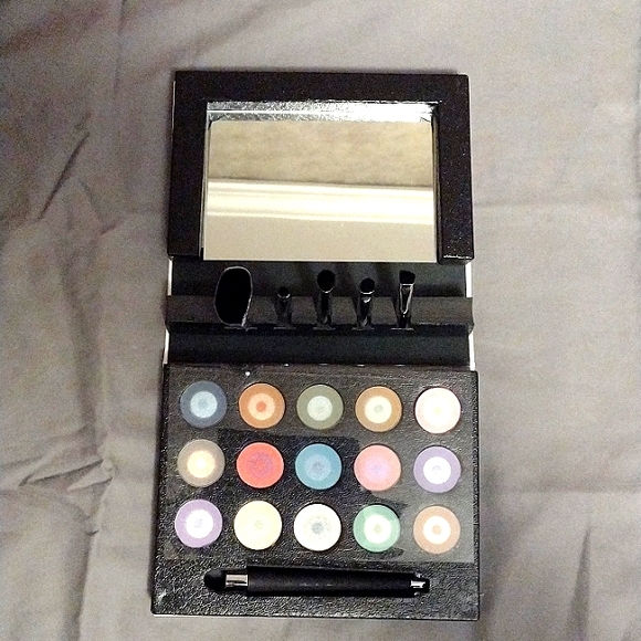 Bella Bellissima Cosmetic Eyeshadow Colour Pallette with 5 Brush Heads - Picture 5 of 10